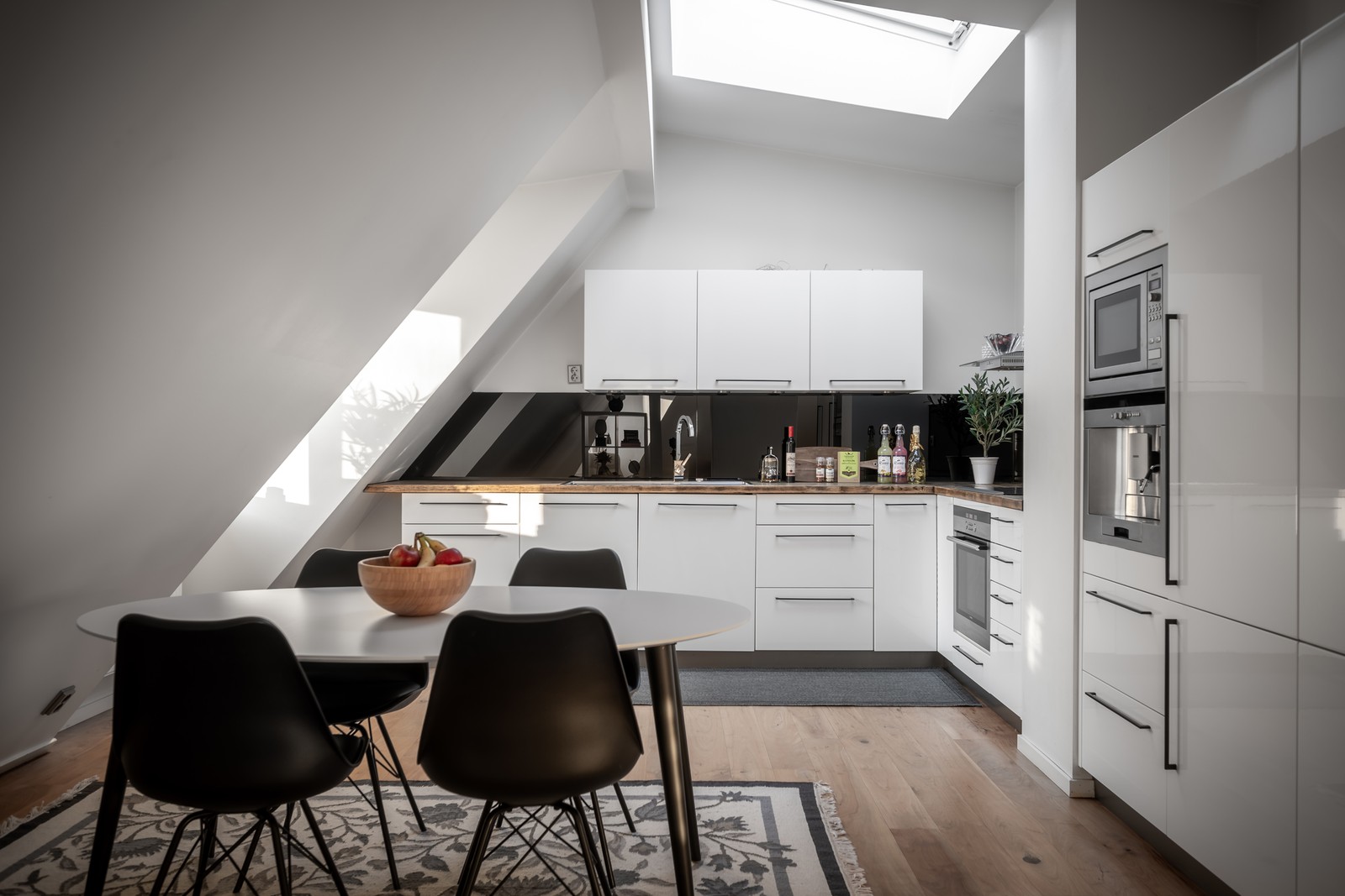 Välkomna till denna unika vindsvåning med alla rätt