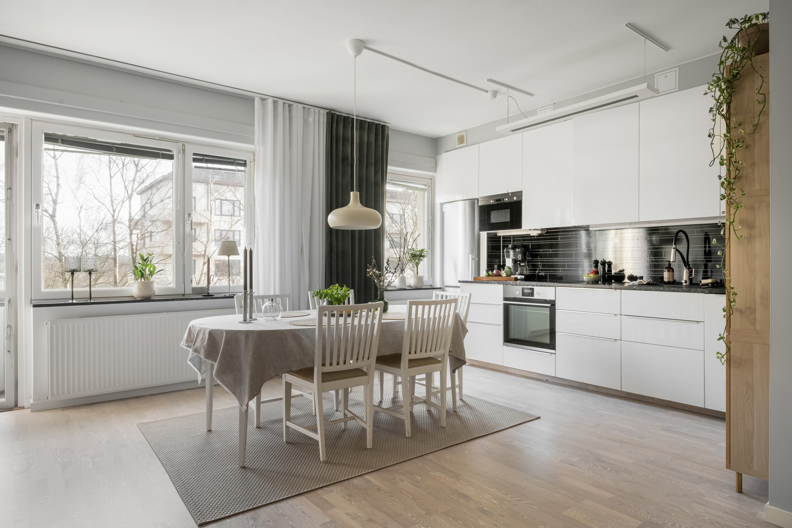 Självklart finns plats för ett stort matbord för många sittande gäster