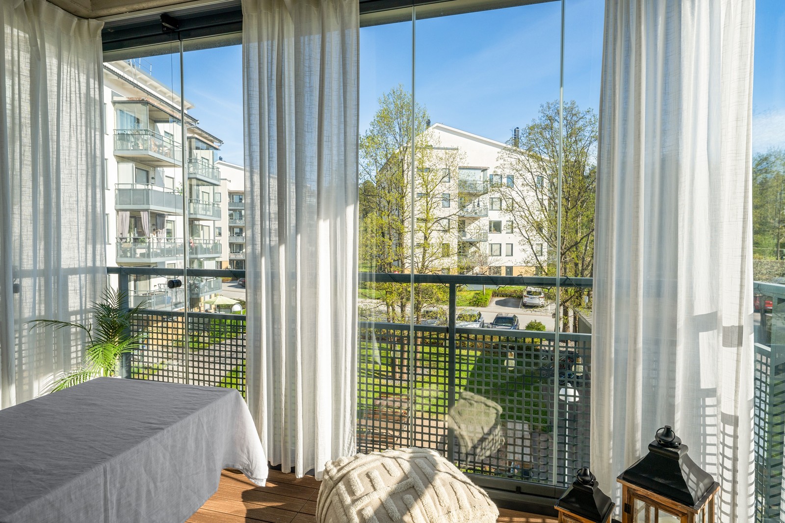 Trevlig inglasad balkong med grönska utanför