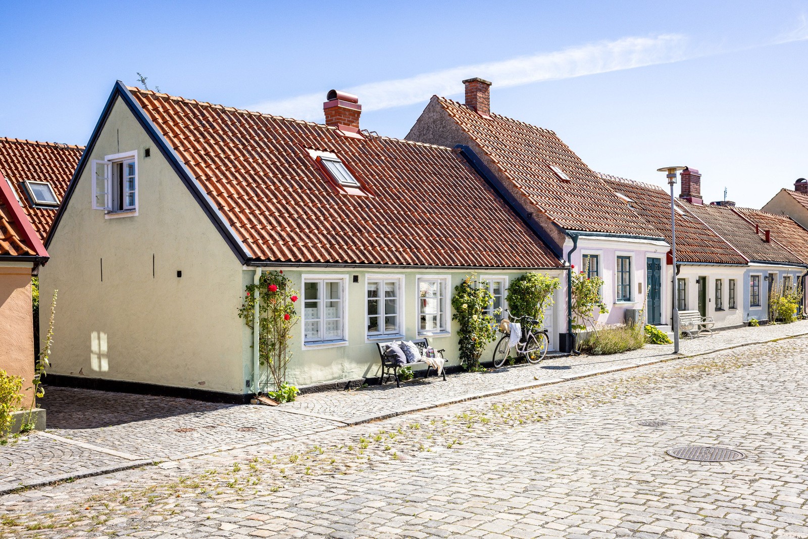 En ovanligt välrenoverad bostad på Simrishamns paradgata