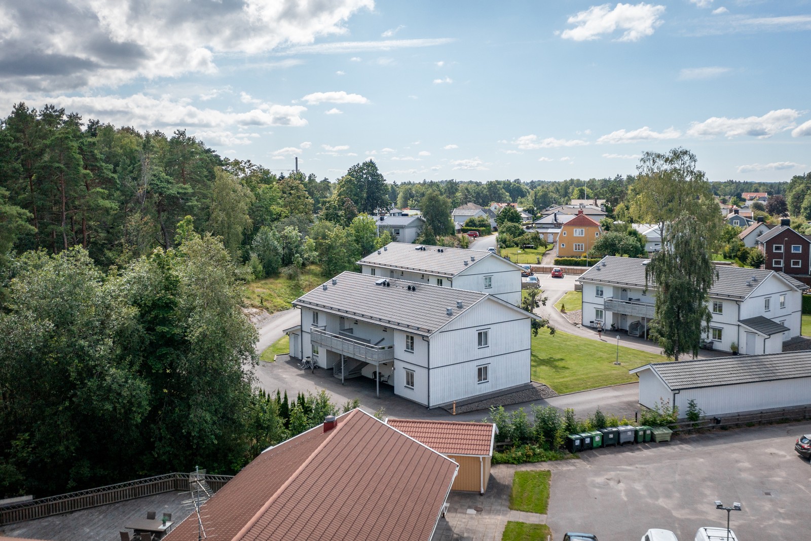 Huset ligger med naturen som närmsta granne.