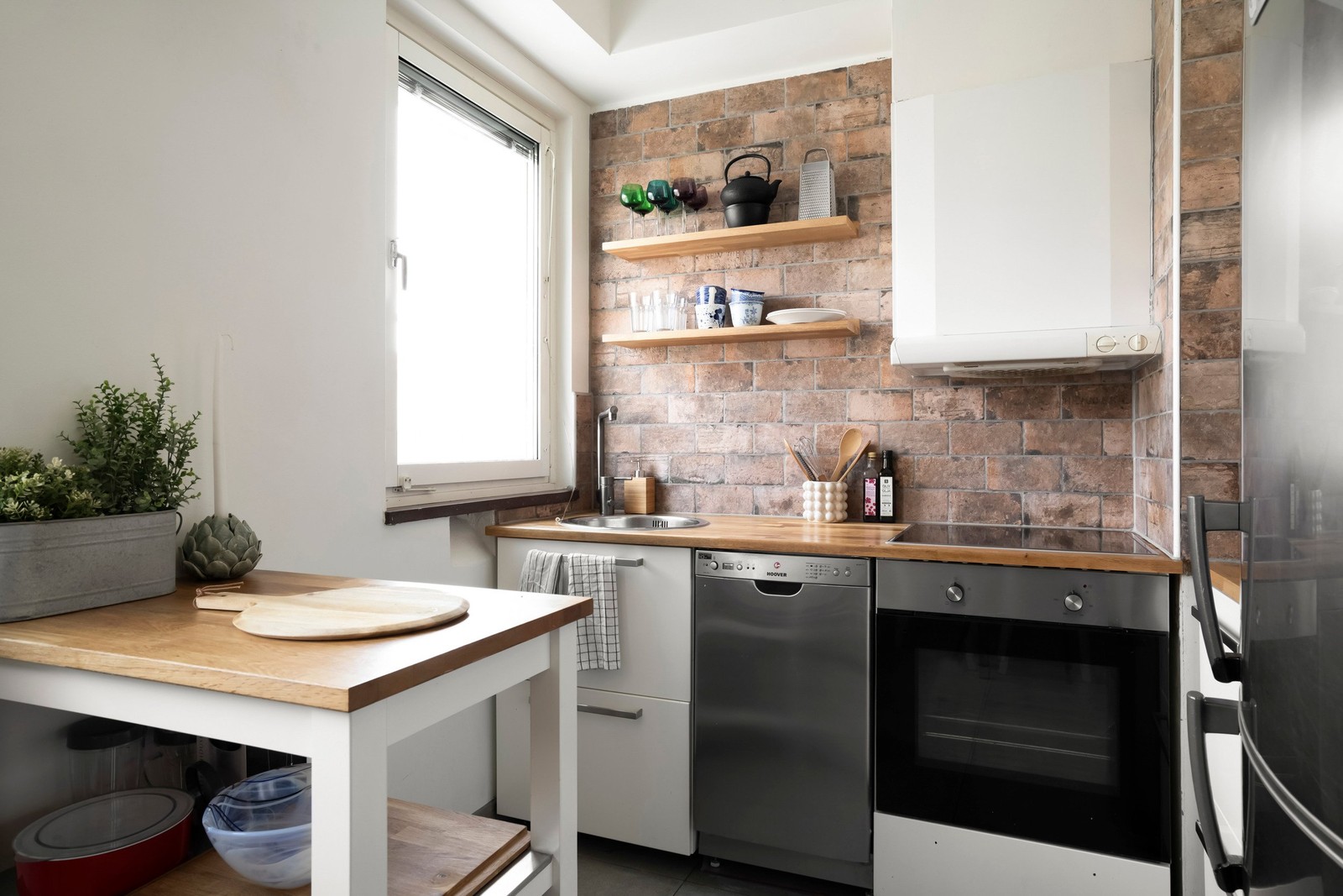 Modernt kök med diskmaskin