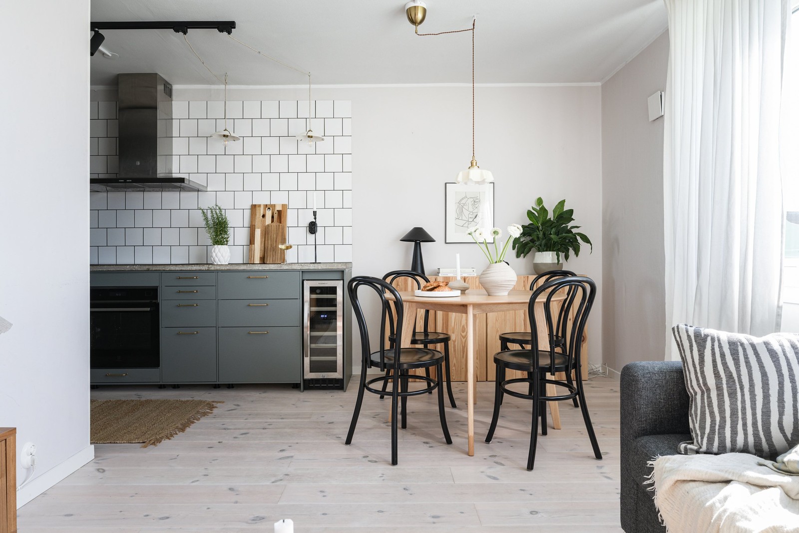 Välkommen till en ljus och välplanerad tvåa i toppskick!