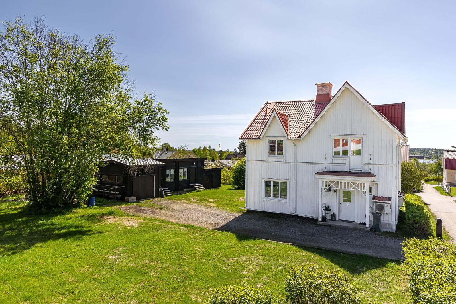 Fin trävilla med gårdshus som ger oändliga möjligheter