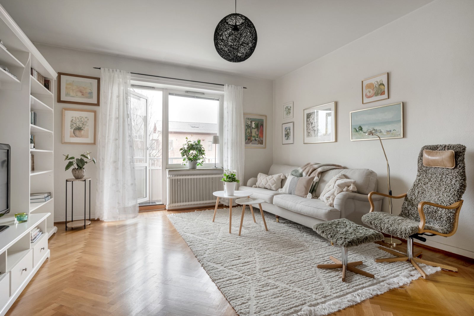 Varmt välkommen till denna ljusa och trivsamma tvåa