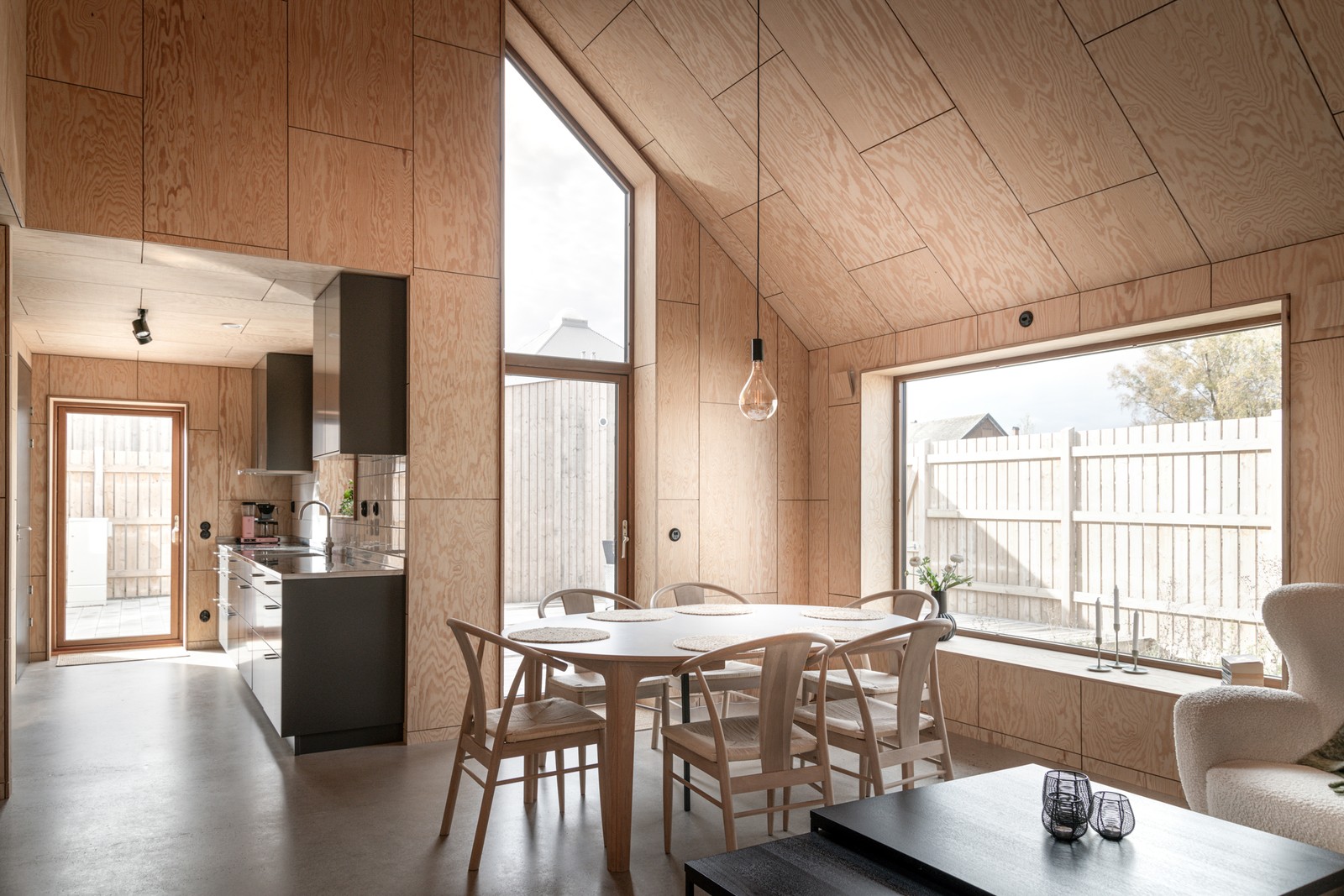 Arkitektritat hus i två plan