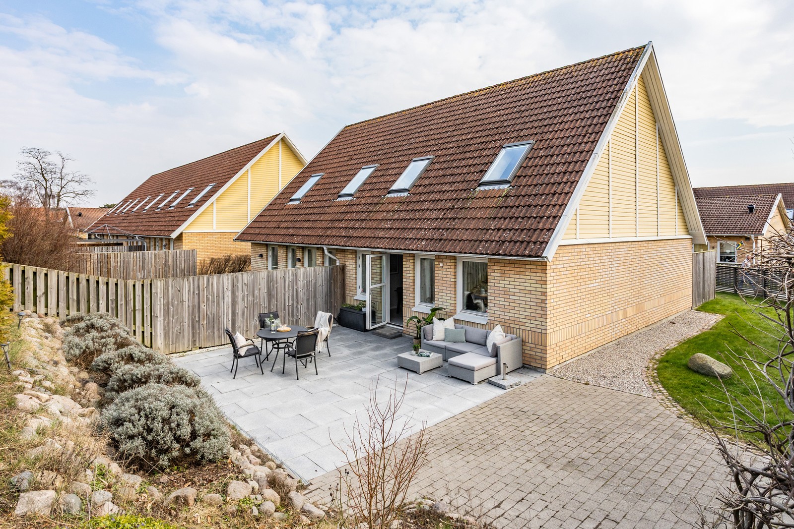 Stenlagd uteplats på baksidan