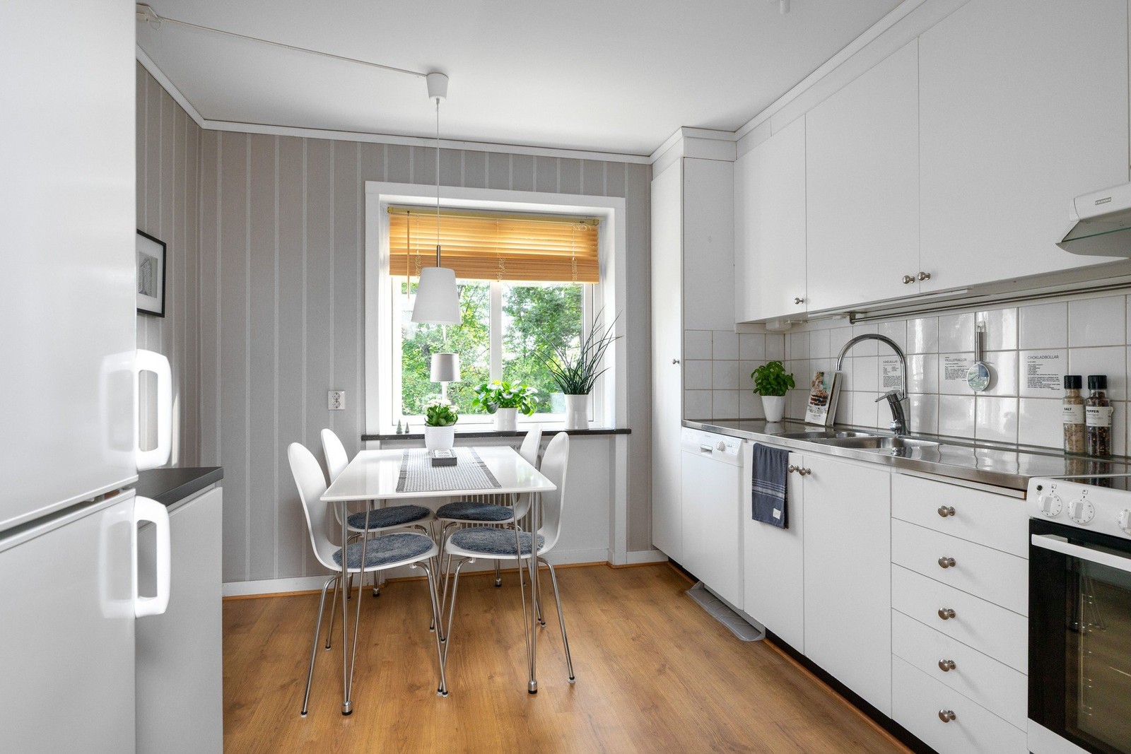 Kök med matplats vid fönstret