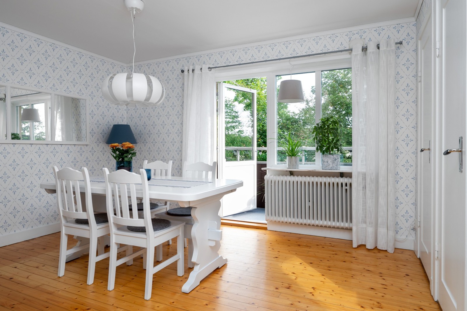 Matsal / sovrum med utgång till balkongen