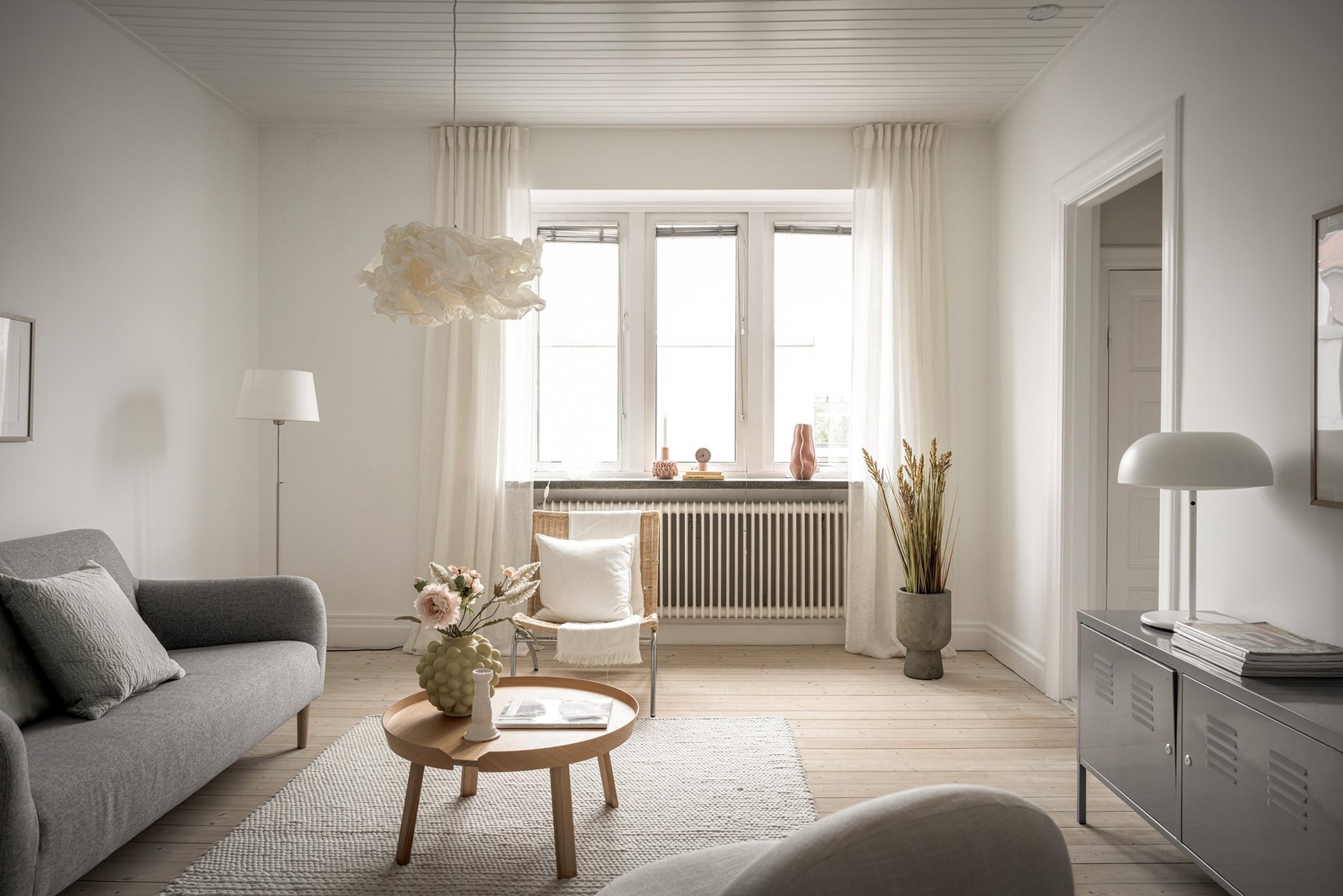 Generöst rum med vackert brädgolv