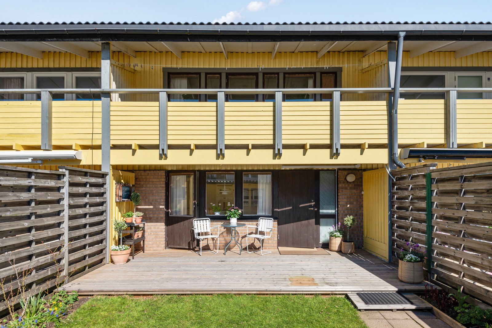 Stor solig altan på framsidan