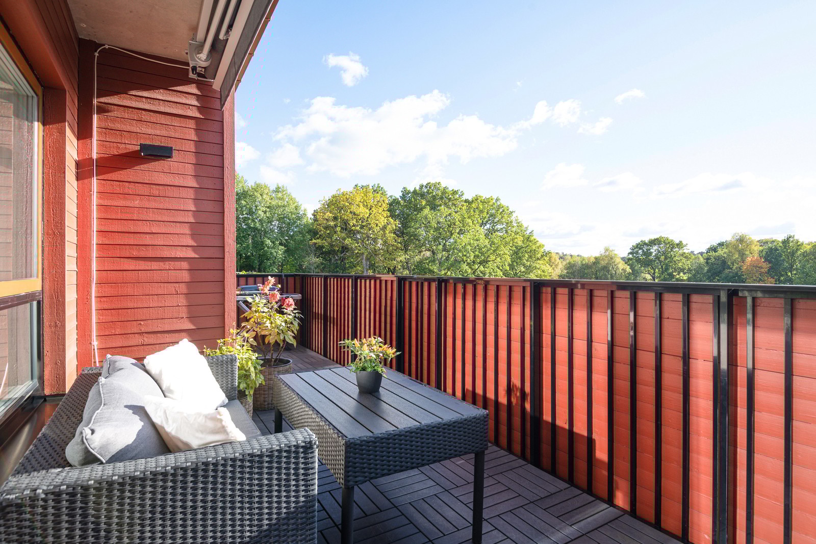 Balkongen i västerläge som erbjuder sol från förmiddag till kväll