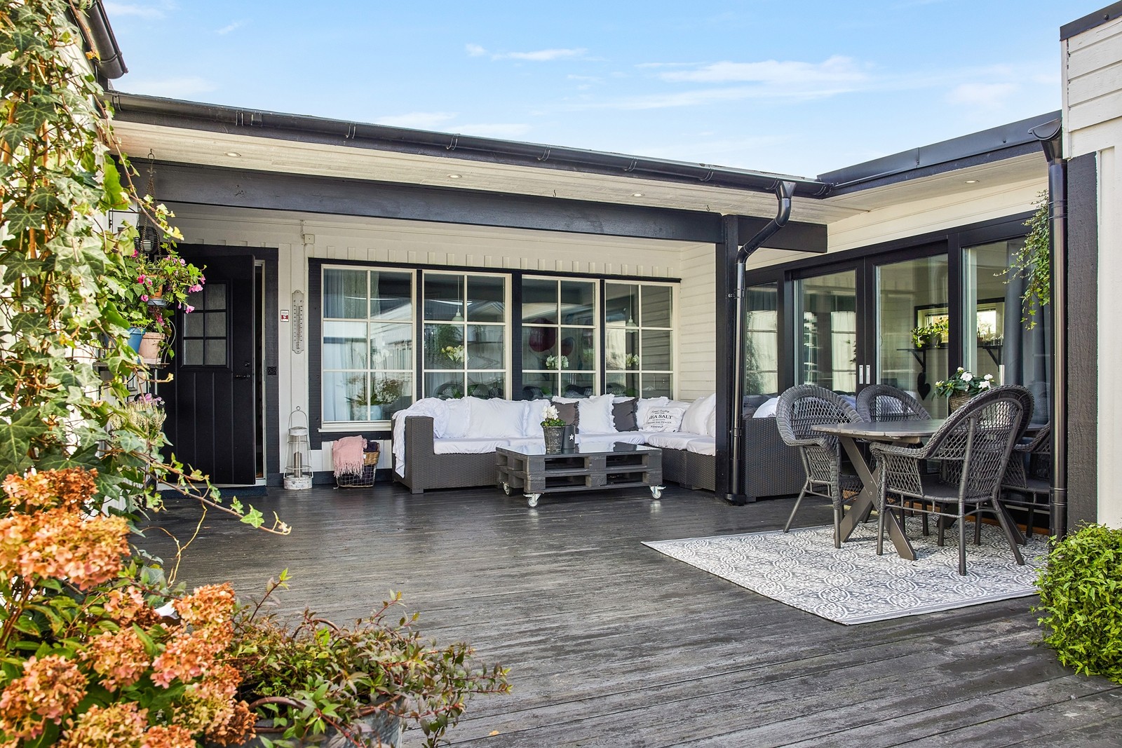 Mysig atriumgård med altangolv över hela