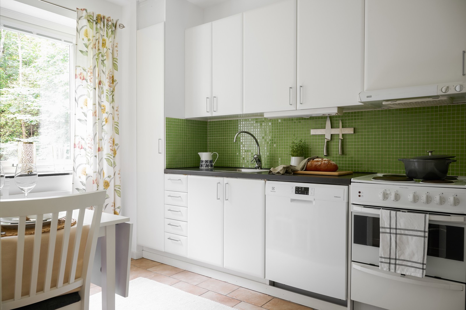 Ljust och fräscht kök med vita släta luckor