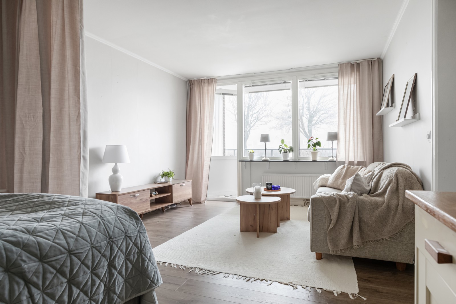 Fönster och altandörr ut till stor härlig balkong