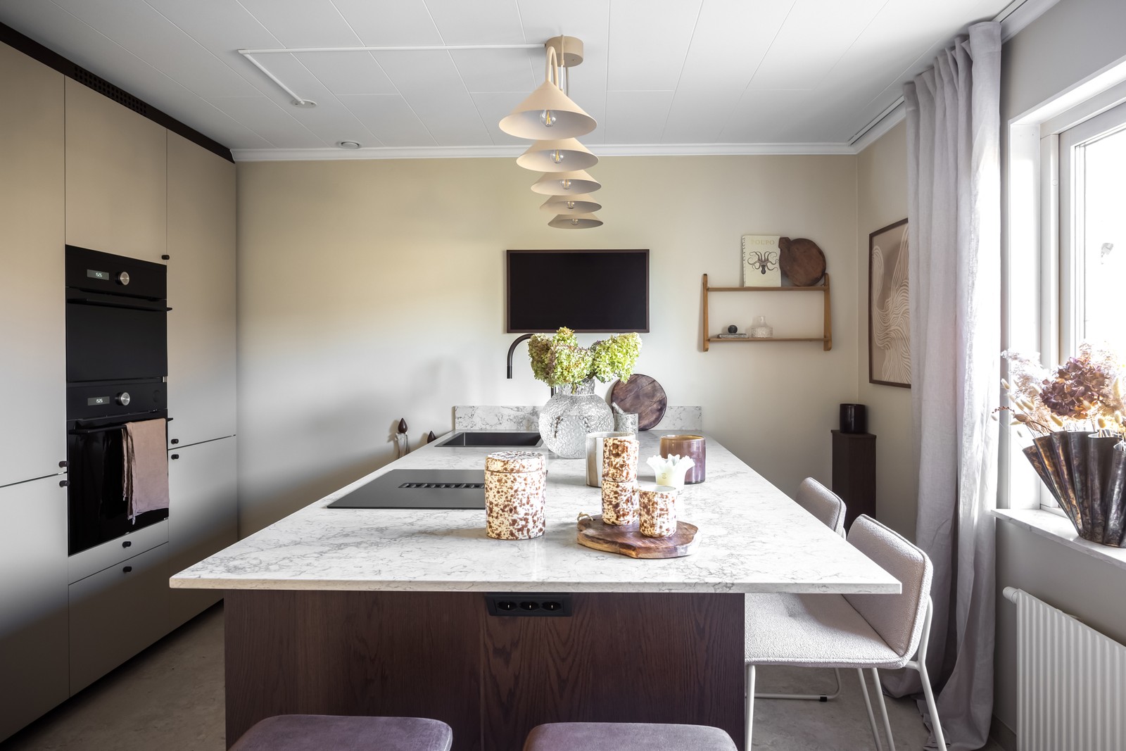 Välkomna till Bogrens väg 56, en välplanerad och nyrenoverad bostad med genomtänkta materialval