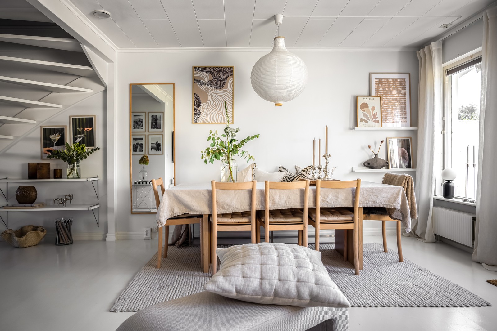 Välkomna till Bogrens väg 56, en välplanerad och nyrenoverad bostad med genomtänkta materialval