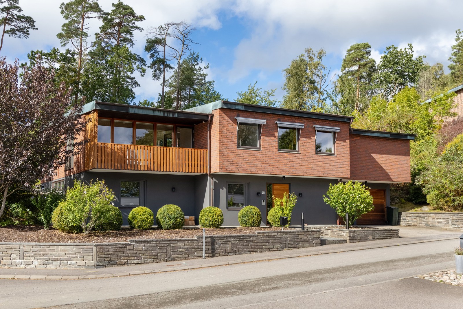 På attraktiva Ekmansgatan, med högt och fint läge, finner ni denna vackra souterrängvilla med pool