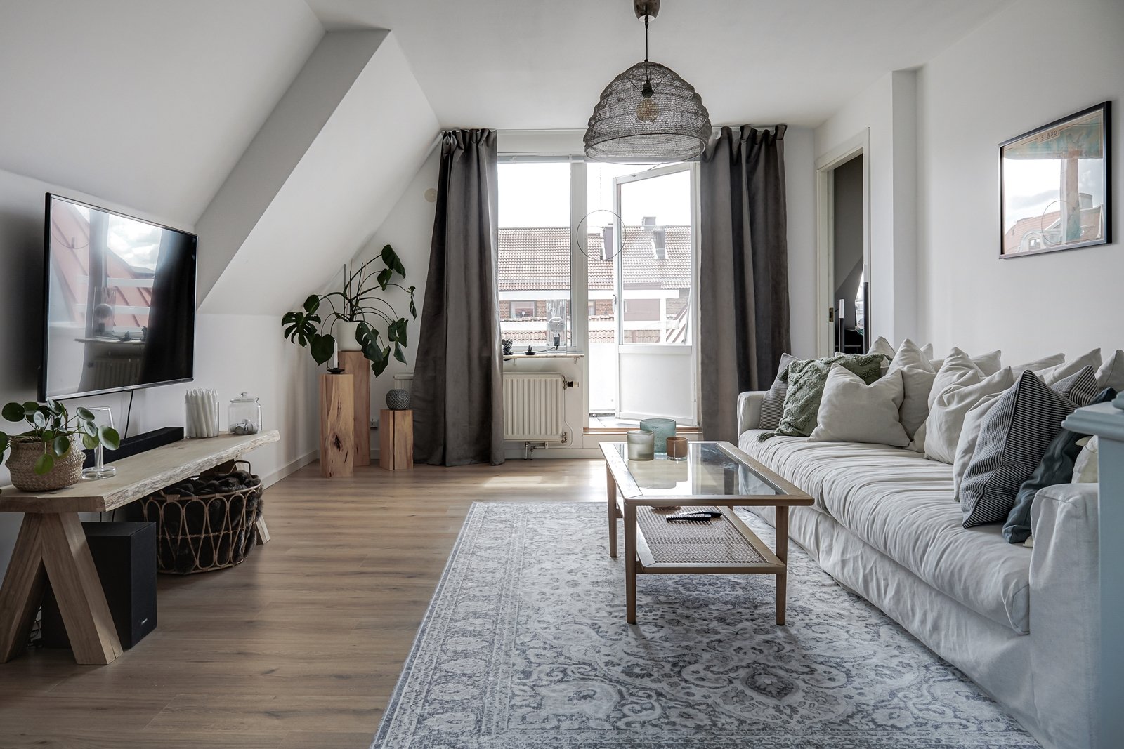 På attraktivt läge välkomnas du till denna smakfullt renoverade takvåning...