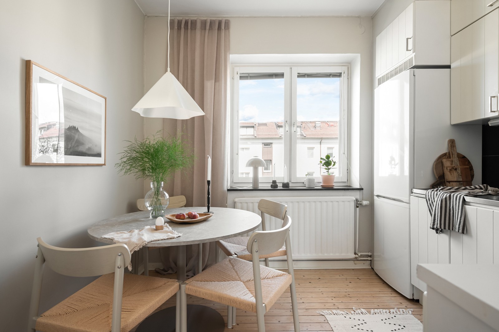 Här finns även plats för matbord för fyra personer