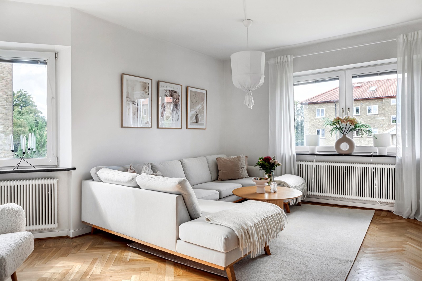 Bekvämt boende på första våningen – gavellägenhet med inglasad balkong i soligt västerläge!