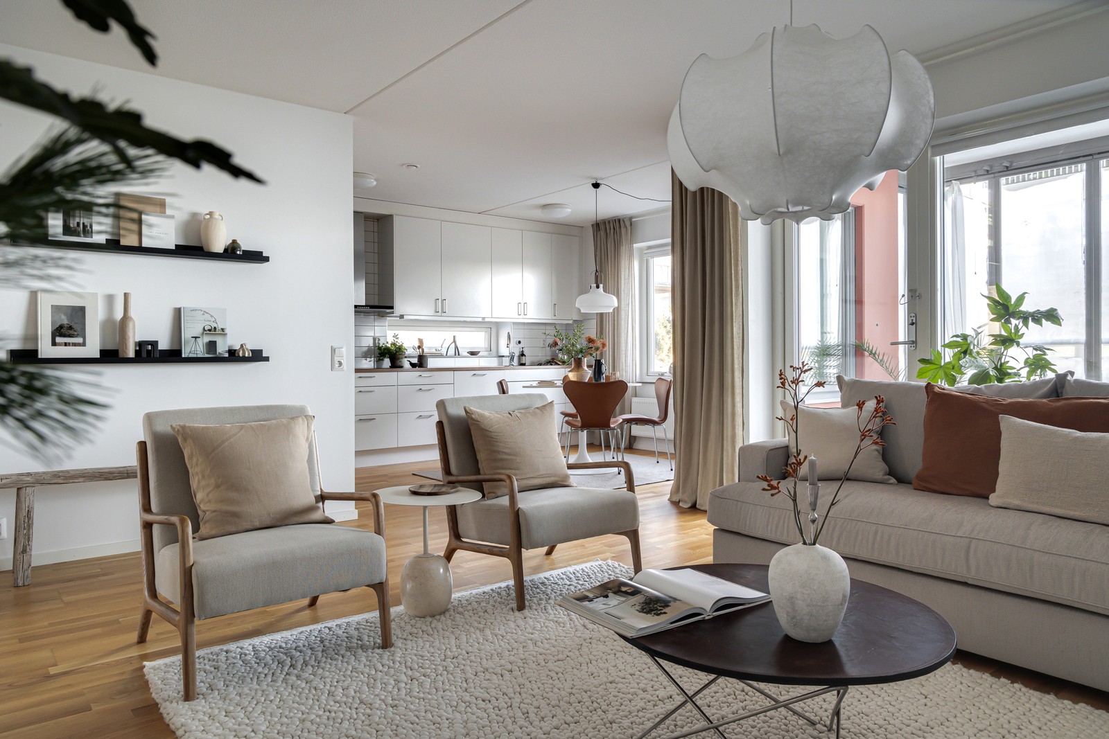 Vardagsrummet och köket samsas i en öppen och social planlösning