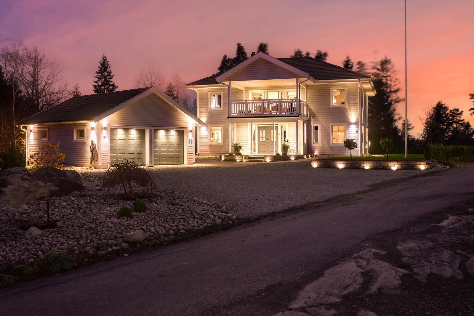 I skymning stoltserar villan med sitt eleganta uttryck och stilfulla belysning