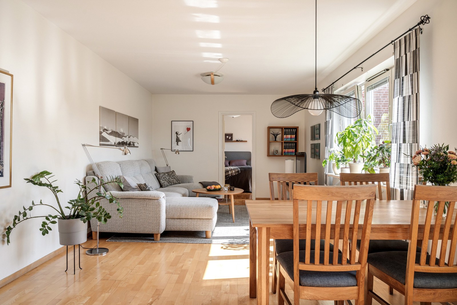 Gott om plats för matbord och soffa