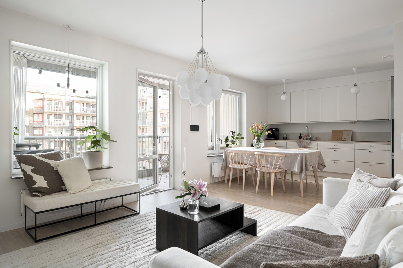 Välkommen till denna sociala trea med två balkonger!