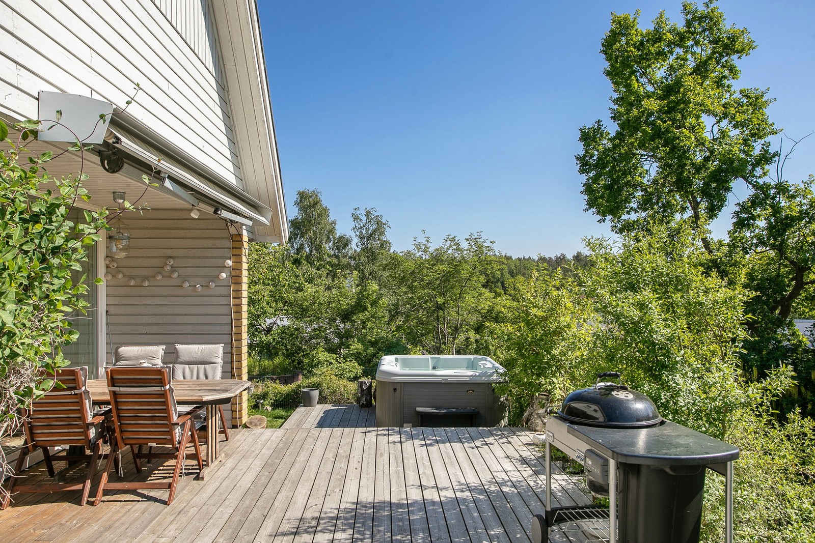 Härligt hus med stor uteplats för grill utomhusmöbler och jaccuzi