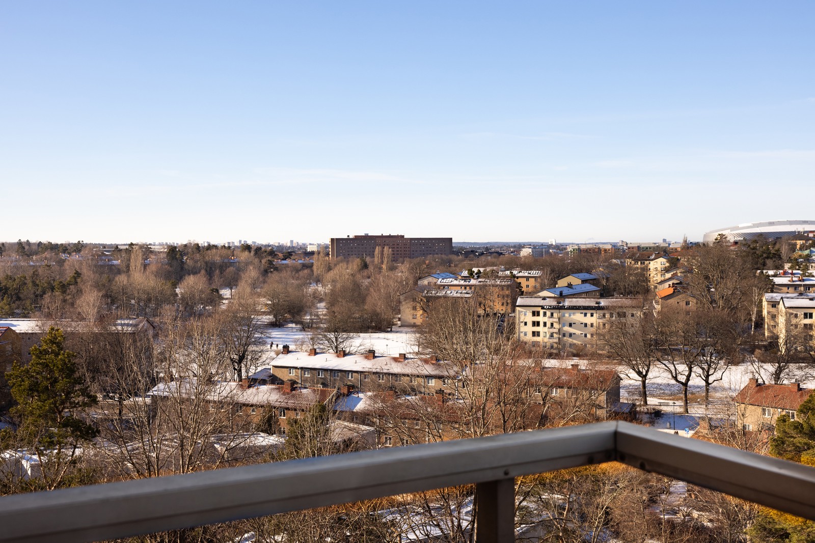 Härlig utsikt över området och över trädtopparna