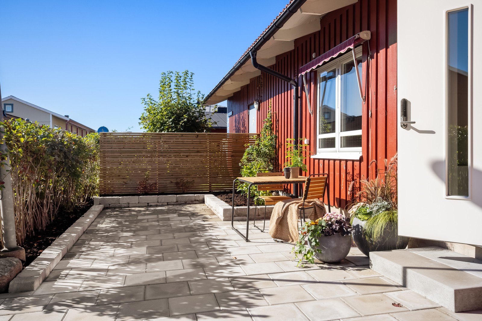 Härlig uteplats med snygg stenläggning