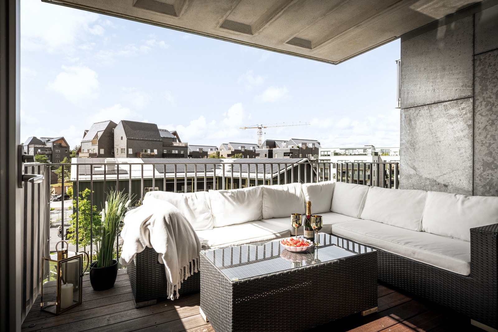 Stor balkong i västerläge