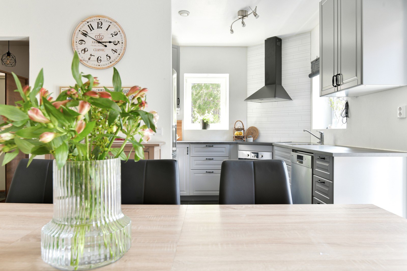 Vy från matplats emot kök i huvudhus