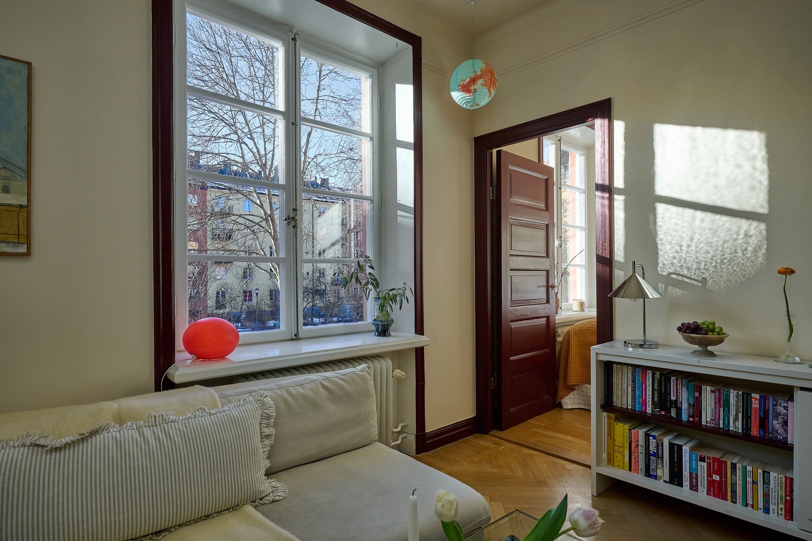 Dubbla fönsterpartier skänker rikligt med ljusinsläpp