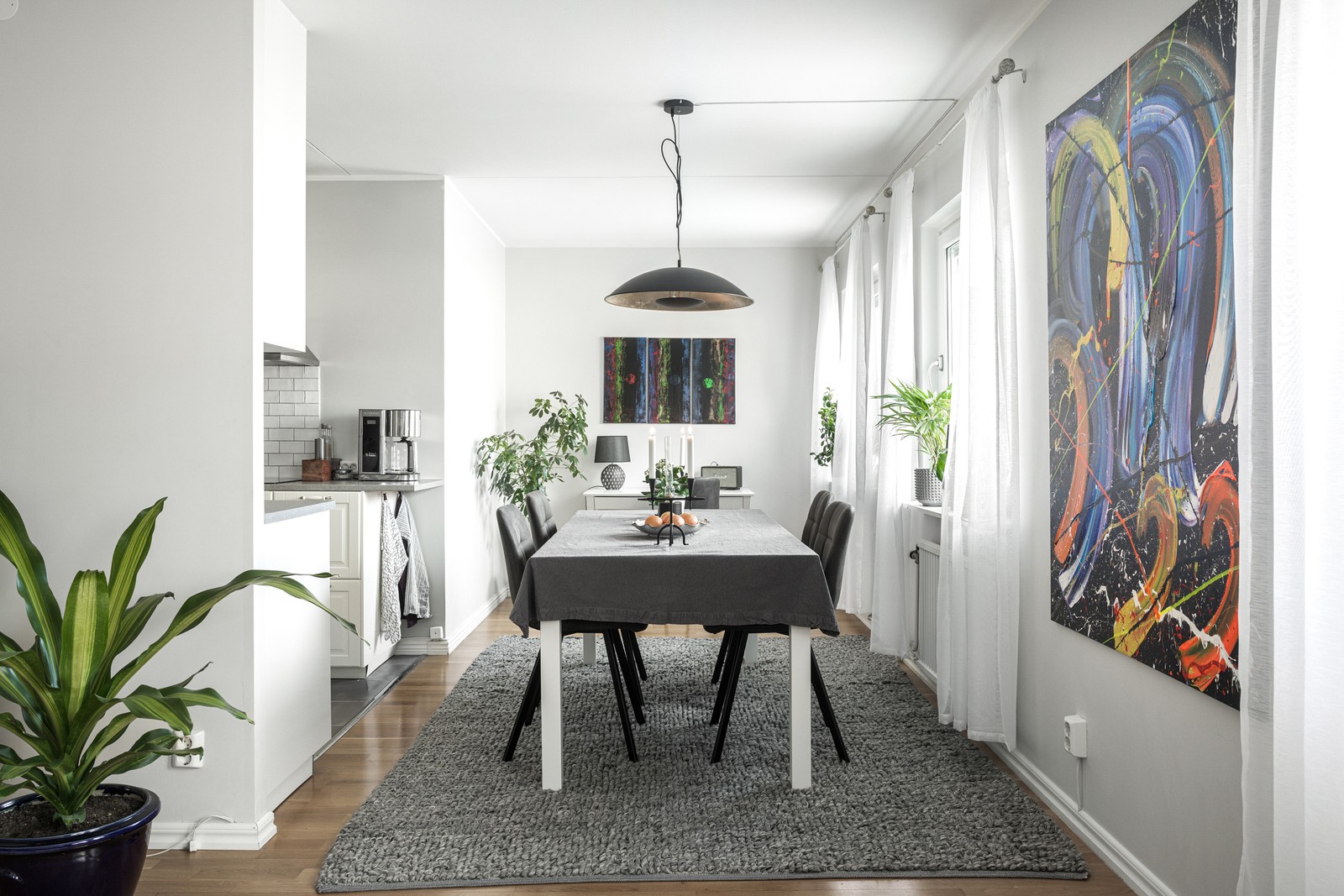 Rymlig och trevlig matplats intill stora fönsterpartier