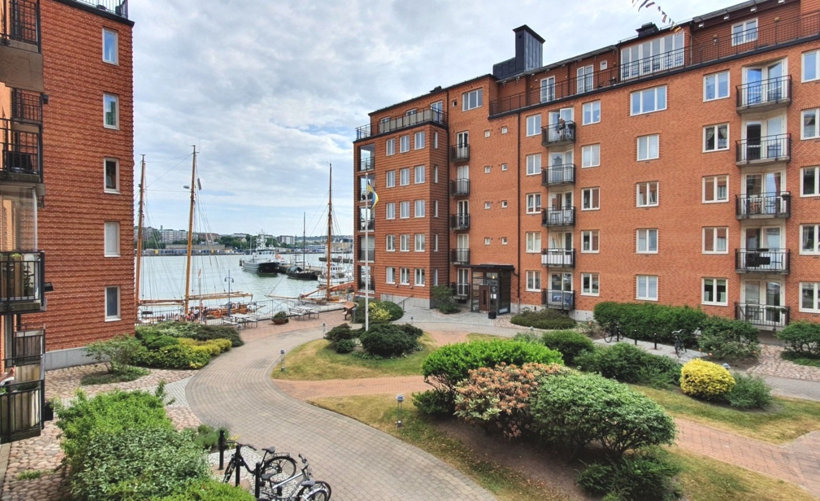 Trevligt soligt läge med skön älvvy