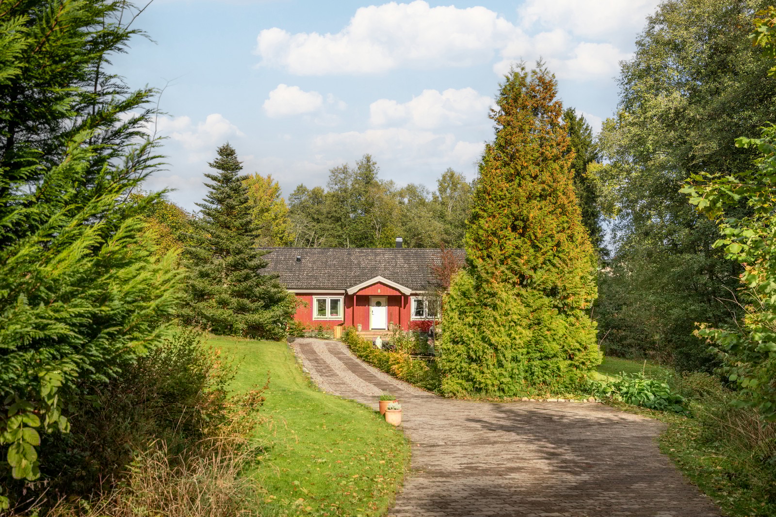 Välkommen till Björkbackavägen 8 och ett av Hovslätts mest spännande lägen!