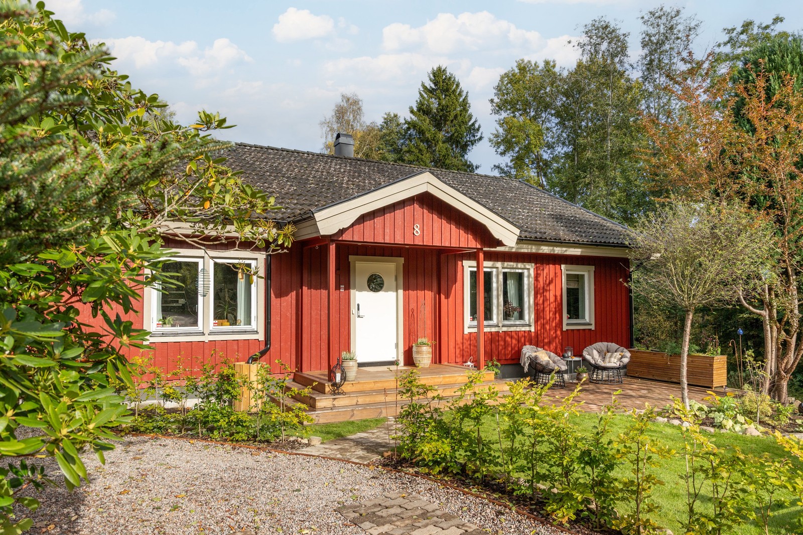 Välkommen till Björkbackavägen 8 och ett av Hovslätts mest spännande lägen!