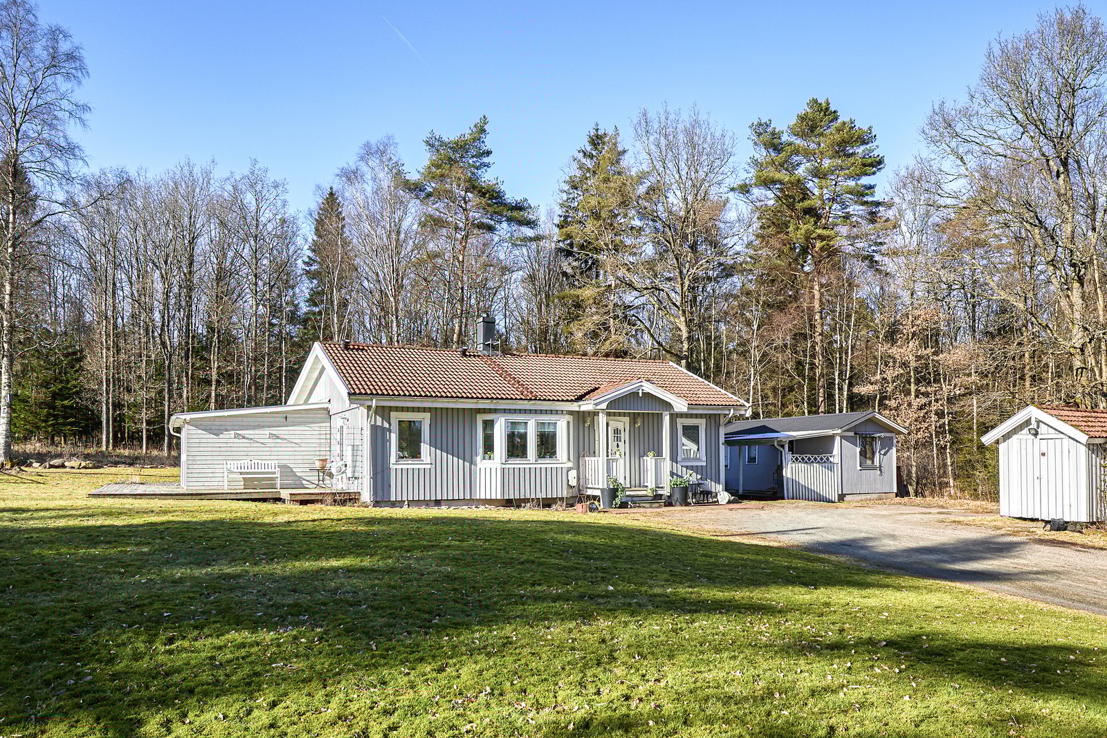 Stor grönskande tomt med plats för såväl lek och bus som odling