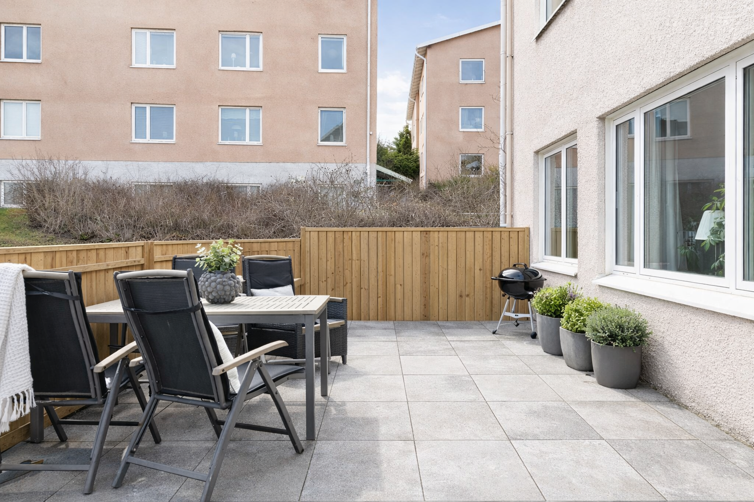 AI-genererad bild. Ny uteplats är under uppbyggnad och beräknas vara klar i vår