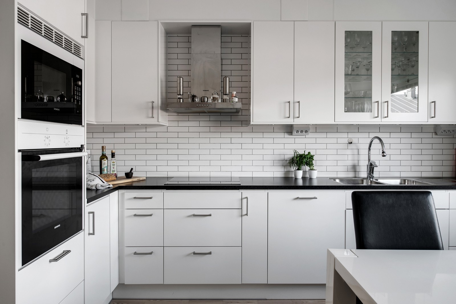 Nu ges ett sällsynt tillfälle att förvärva denna utsökta trerummare på Klåva gårdsväg 7A...