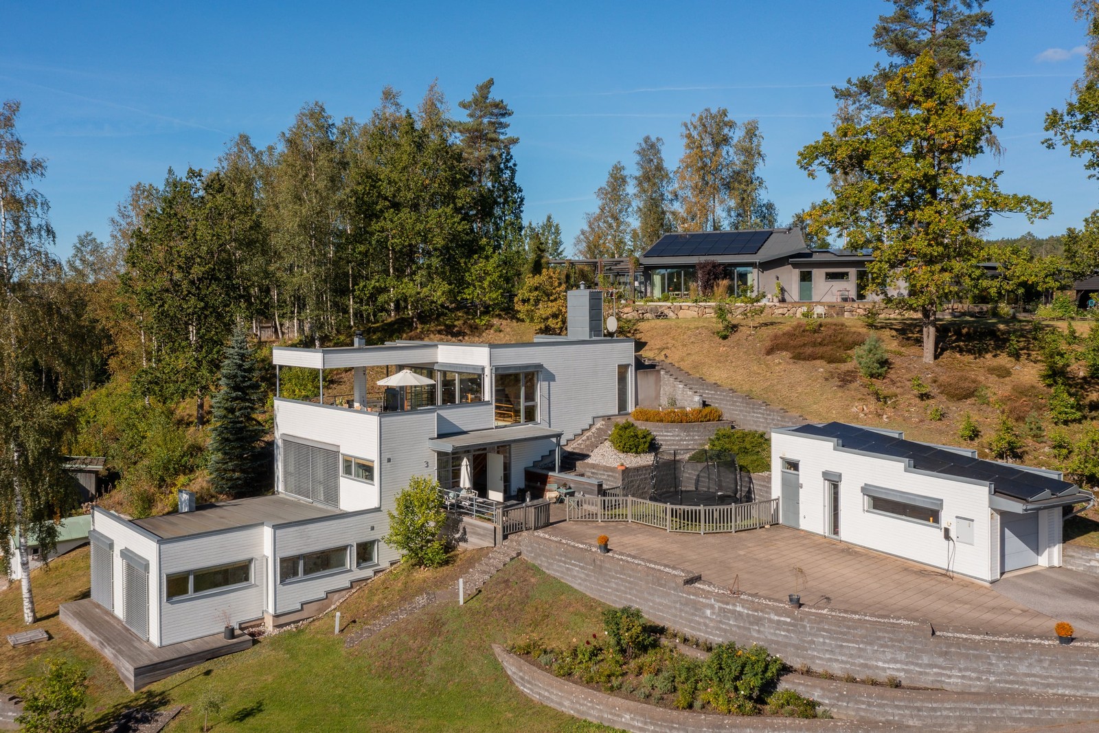Bjurfors presenterar en extraordinär villa, 200 meter från Viaredssjön
