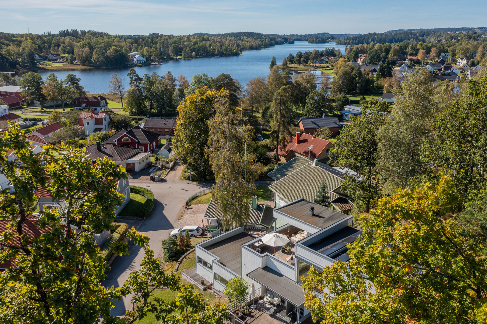 Bjurfors presenterar en extraordinär villa, 200 meter från Viaredssjön