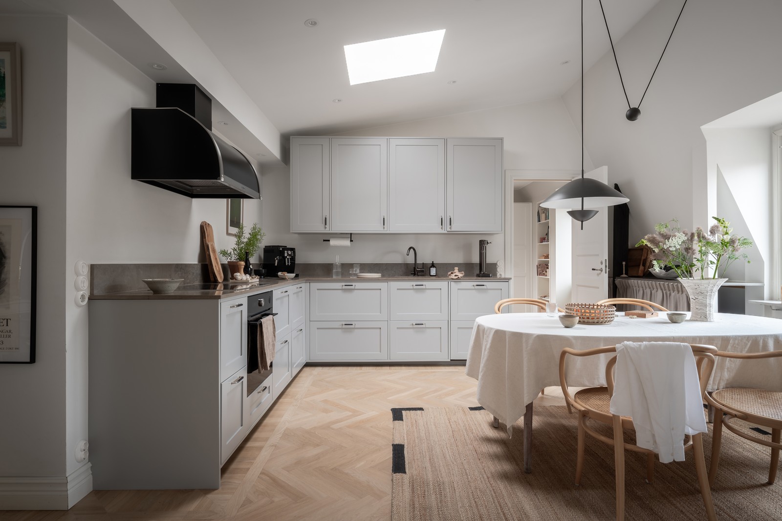 Detta omsorgsfullt renoverade hem andas ljus & rymd