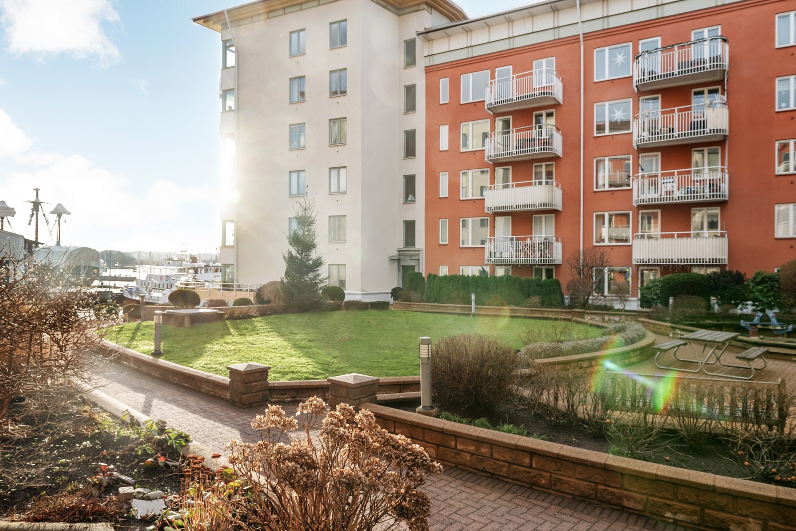 Härlig uteplats mot gården med vy ner mot vattnet