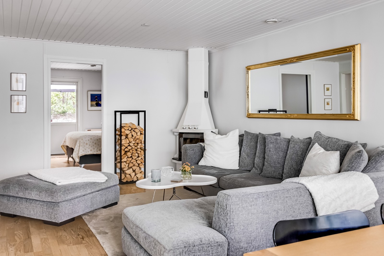 Kliv in i denna välkomnande och varma familjevilla