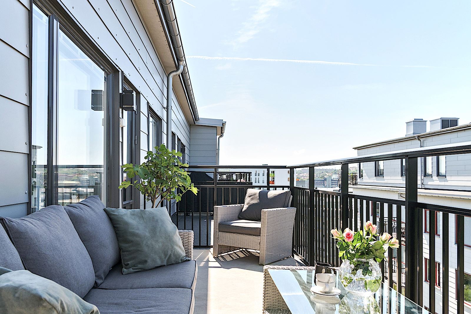 Söderläge med sol hela dagen och kvällen.