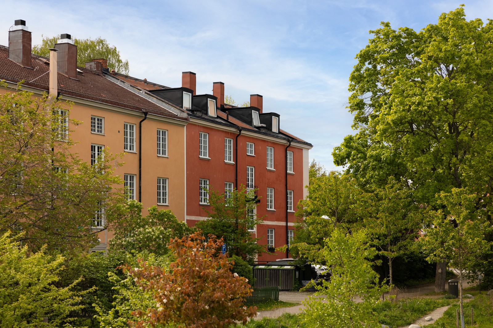 Här bor du mitt i Ulvsundas lummiga villakvarter