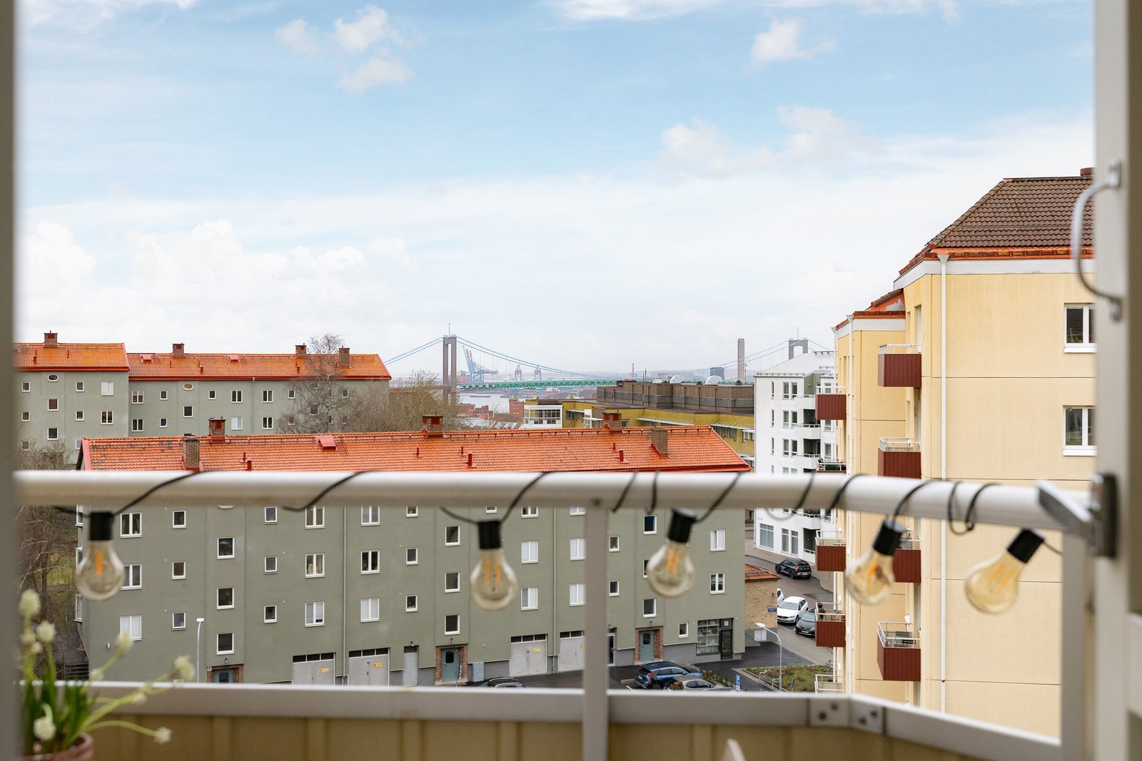 Underbar funkistvåa med balkong och vidsträckt utsikt